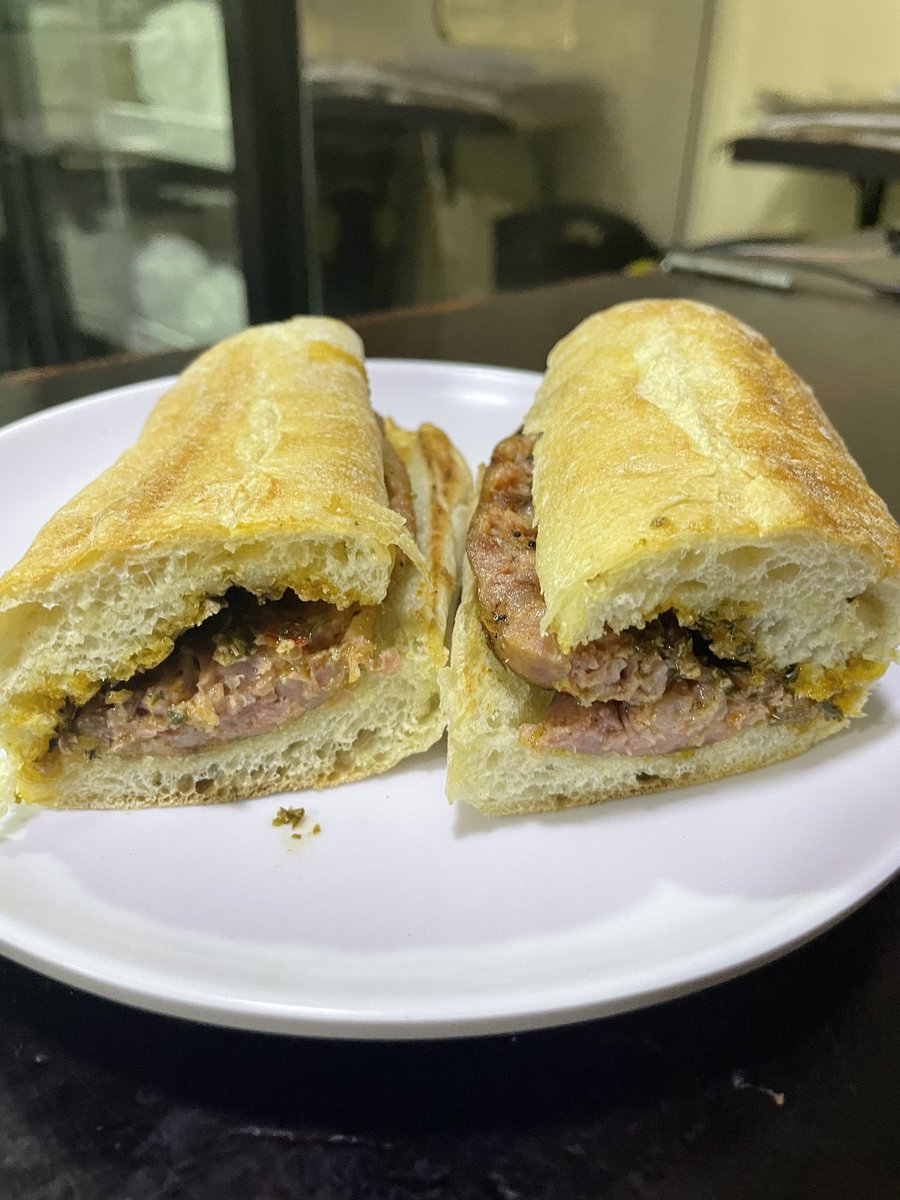 Sin0Pretension's tweet photo. DBA del buen ayre charcutería 

Un argentino se enamoró de esta ciudad y se vino para acá hace más de 15 años y montó su pequeña charcutería.

Tiene todo lo típico de argentina, empanadas, choripan, quesos, fernet y mas cosas para que vayan y se antojen.

📍Parque del poblado https://t.co/hCSnaeUnWT