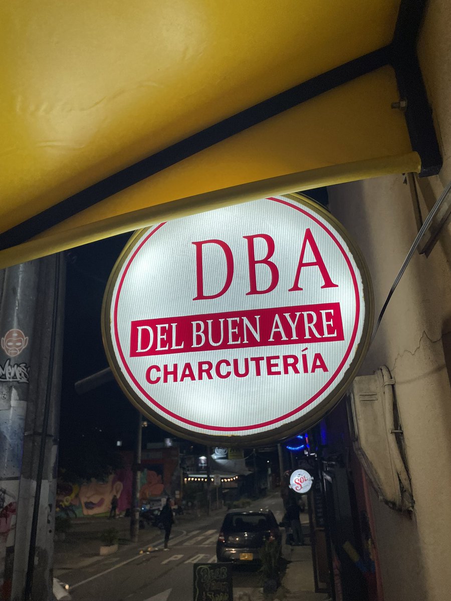 Sin0Pretension's tweet photo. DBA del buen ayre charcutería 

Un argentino se enamoró de esta ciudad y se vino para acá hace más de 15 años y montó su pequeña charcutería.

Tiene todo lo típico de argentina, empanadas, choripan, quesos, fernet y mas cosas para que vayan y se antojen.

📍Parque del poblado https://t.co/hCSnaeUnWT