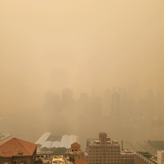 Womanual's tweet photo. When reality overcomes fiction ☹️

Left: @AppleTV #Extrapolations scene in 2037
Right: @Laurie_Garrett pic of NYC today in 2023 https://t.co/qmAzPpok6Y