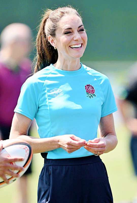 The Princess of Wales smiles during rugby drills on the pitch with a number of local and professional players during her visit to Maidenhead Rugby Club June 07, 2023
#PrincessofWales #KateMiddleton #ShapingUs