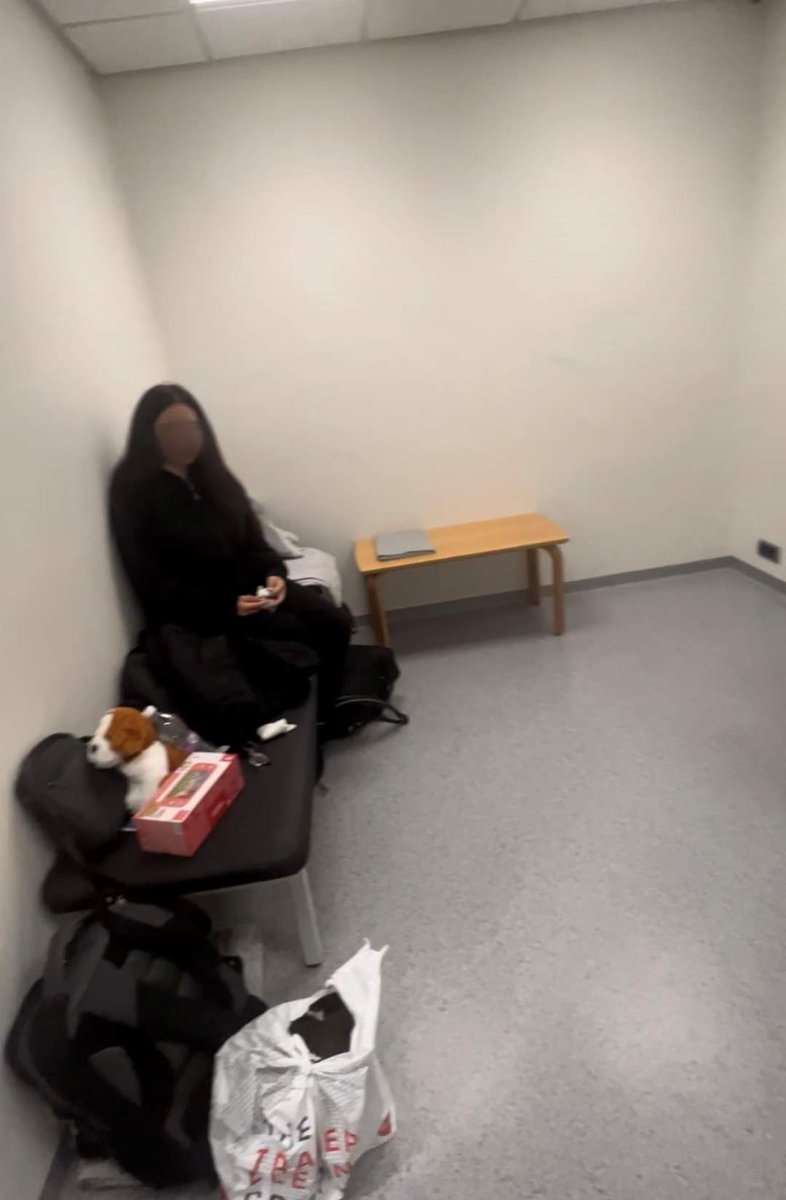 Stúlka frá Albaníu hefur þurft að dúsa ein í tæplega 30 klst á KEF án þess að fá inngöngu í landið. Hún kom til Íslands til að heimsækja fjölskyldu sína sem er búsett hér á landi.

Lögfræðingur hennar fær engar skýringar á því hvers vegna hún fær ekki að komast inn í landið.