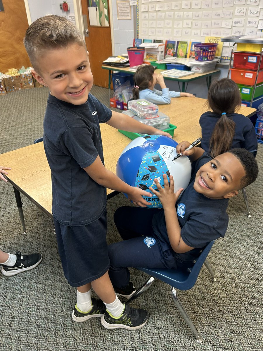 SJSksempkowski's tweet photo. The kindergarteners enjoyed autographing individual beach balls. We will miss our friends, but we have a lot of fun memories!❤️ https://t.co/wEdi41G3qI