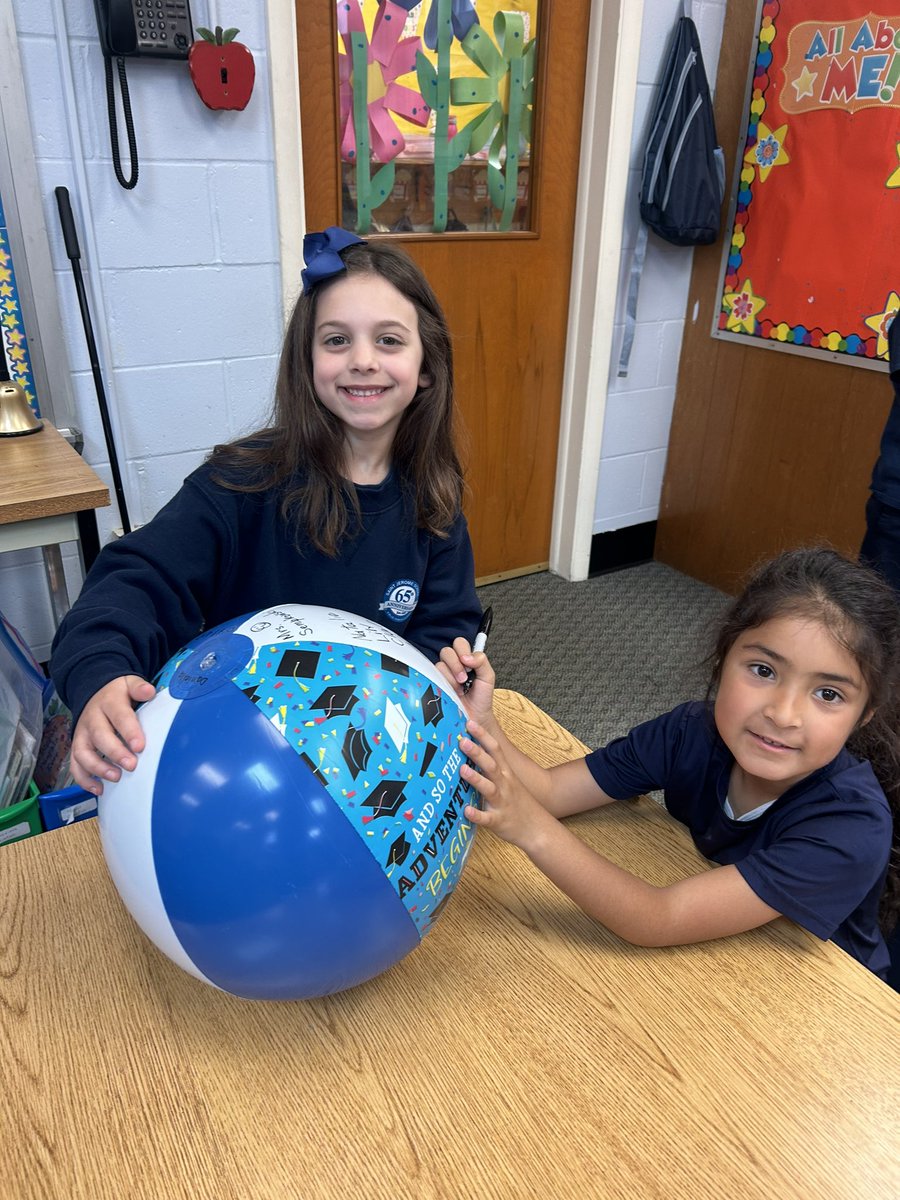 The kindergarteners enjoyed autographing individual beach balls. We will miss our friends, but we have a lot of fun memories!❤️