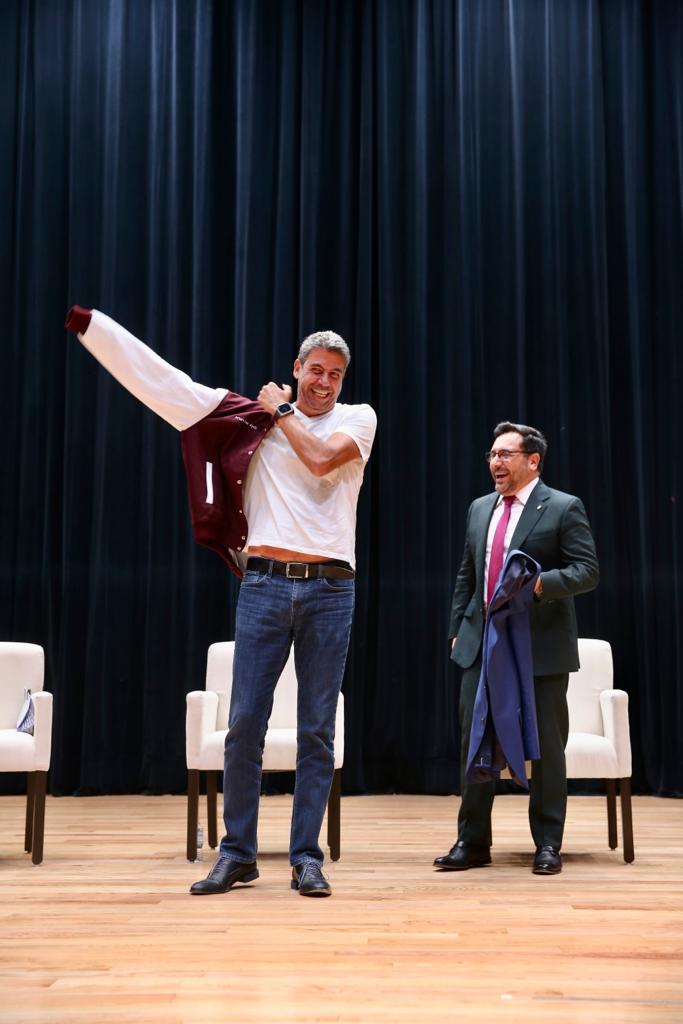 IPN_MX's tweet photo. El empresario @arturoelias, con la chamarra del #IPN bien puesta, sostuvo una charla con politécnicos en la que señaló que las tres reglas de oro para destacar en lo profesional son: acercarse a buenos mentores, trabajar en lo que te gusta y siempre guiarte por tus valores. https://t.co/ywZhm3T1Ni