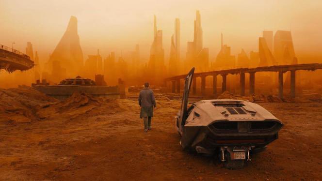 A droite, Blade Runner 2049. A gauche New York, aujourd’hui, dans la fumée venue des incendies de forêt au Canada.