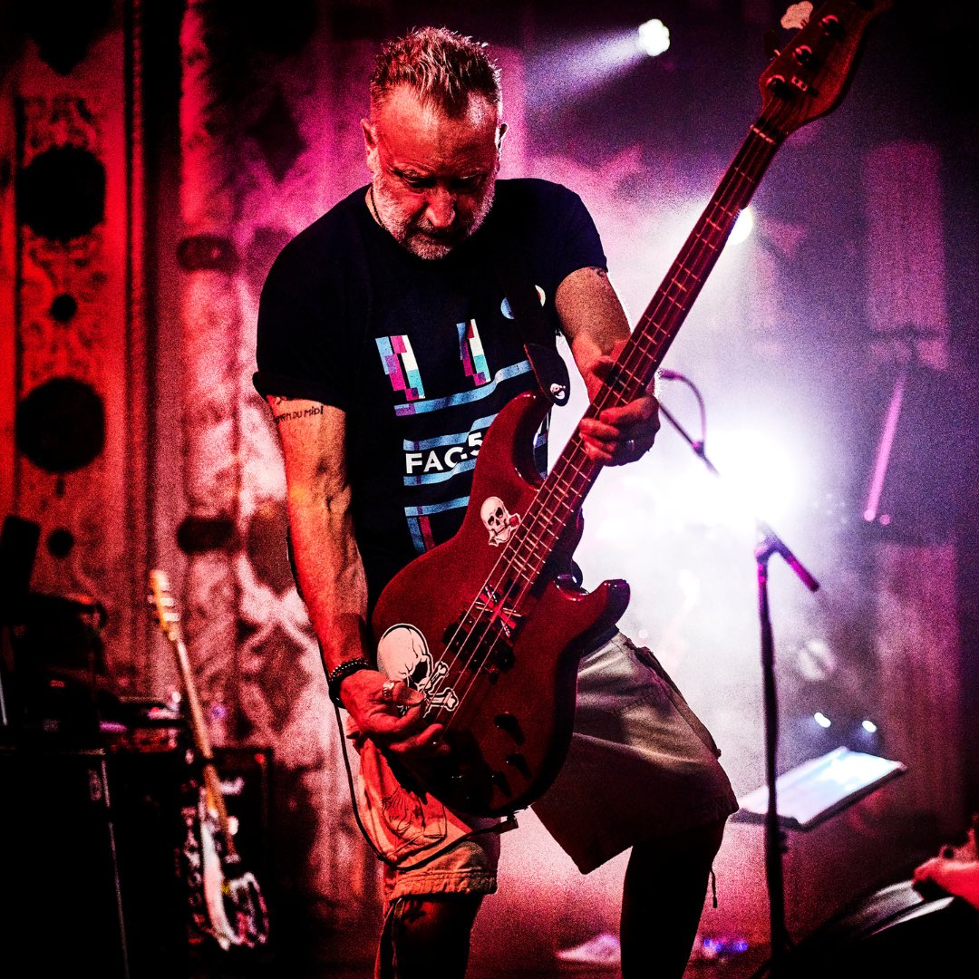 Rochcastleconce's tweet photo. @softcellhq will perform live at the Rochester Castle Concerts on Friday 7th July with very special guests @peterhook who will perform music from Peter Hook’s first bands, New Order and Joy Division.

Tickets and VIP tickets are now available from https://t.co/tesBWRWyDk https://t.co/LPxW7SYQf3