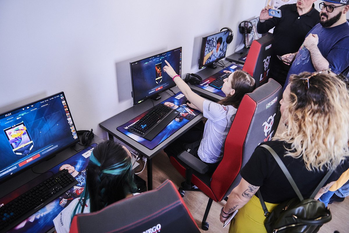 lxtesports's tweet photo. Inaugurazione LXT Gaming House 🏠 🐜

Stay tuned for the official video ⚫️🔴

#BeLXT #BeBenefit @PredatorGaming https://t.co/FgtGipITvy