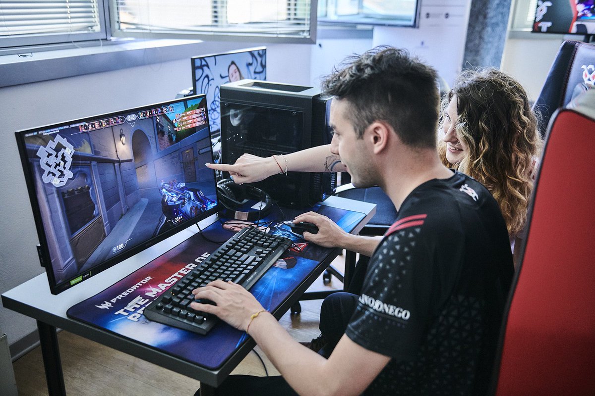 lxtesports's tweet photo. Inaugurazione LXT Gaming House 🏠 🐜

Stay tuned for the official video ⚫️🔴

#BeLXT #BeBenefit @PredatorGaming https://t.co/FgtGipITvy