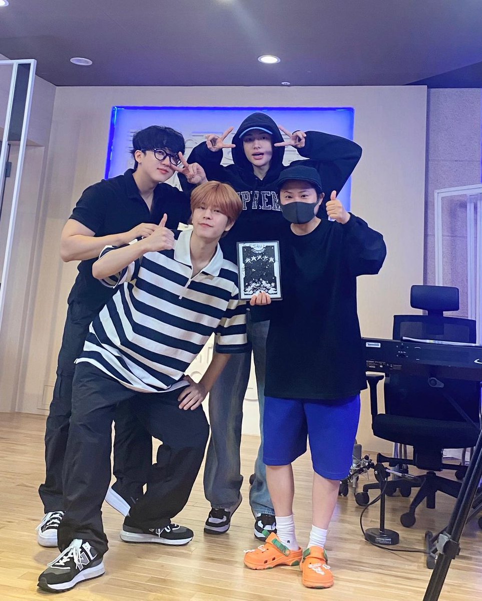 DSTAY_PY's tweet photo. [📸] UPDATE 070623
Update vía Instagram desde @/mbcradio12 junto a #CHANGBIN, #HYUNJIN Y #SEUNGMIN 

🔗: https://t.co/0rNVgkNOVu

Activa las notificaciones para no perderte de nada.
@Stray_Kids #StrayKids #스트레이키즈 #5_STAR #DSTAY https://t.co/7WGcKhvYyp