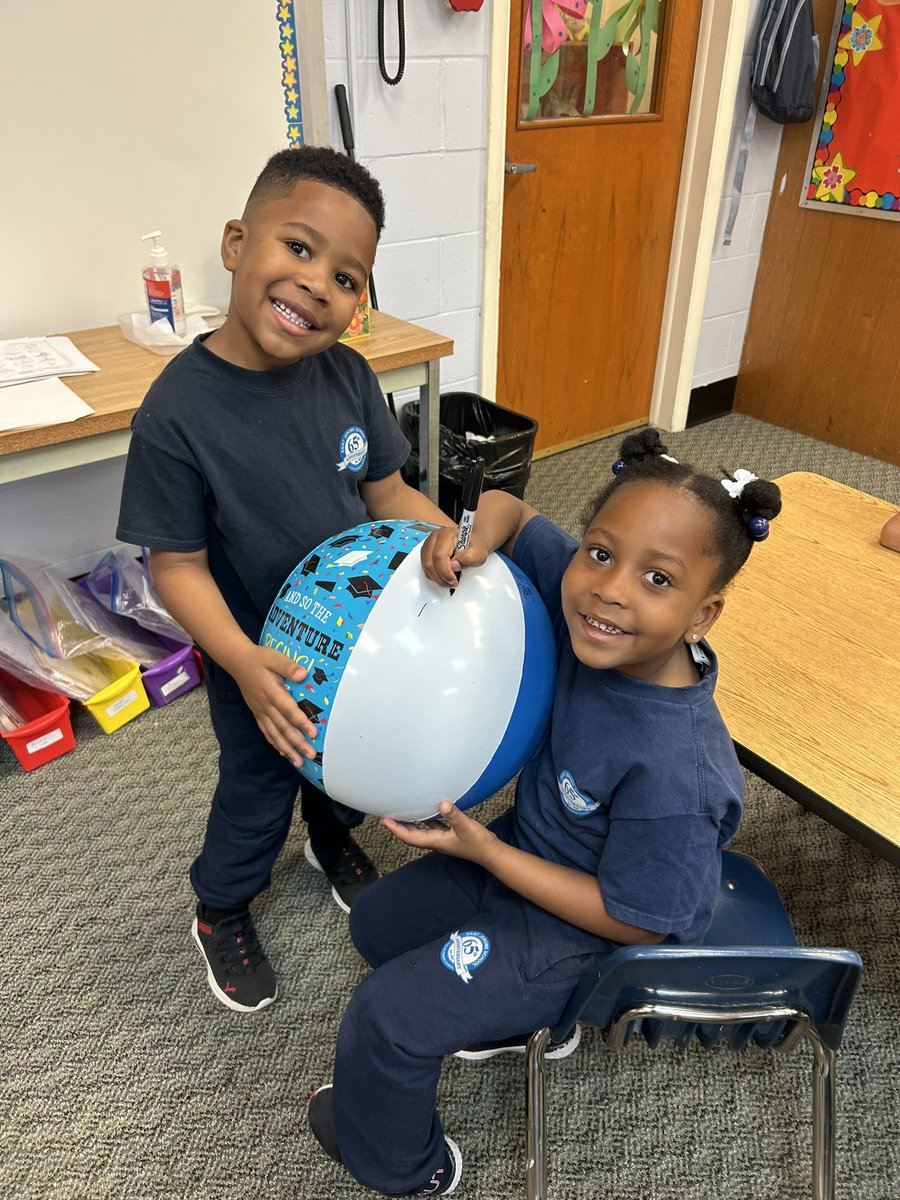 SJSksempkowski's tweet photo. Autographing beach balls was a blast today!❤️ We love our Kindergarten friends!🥰 https://t.co/XNsrqen5ZZ