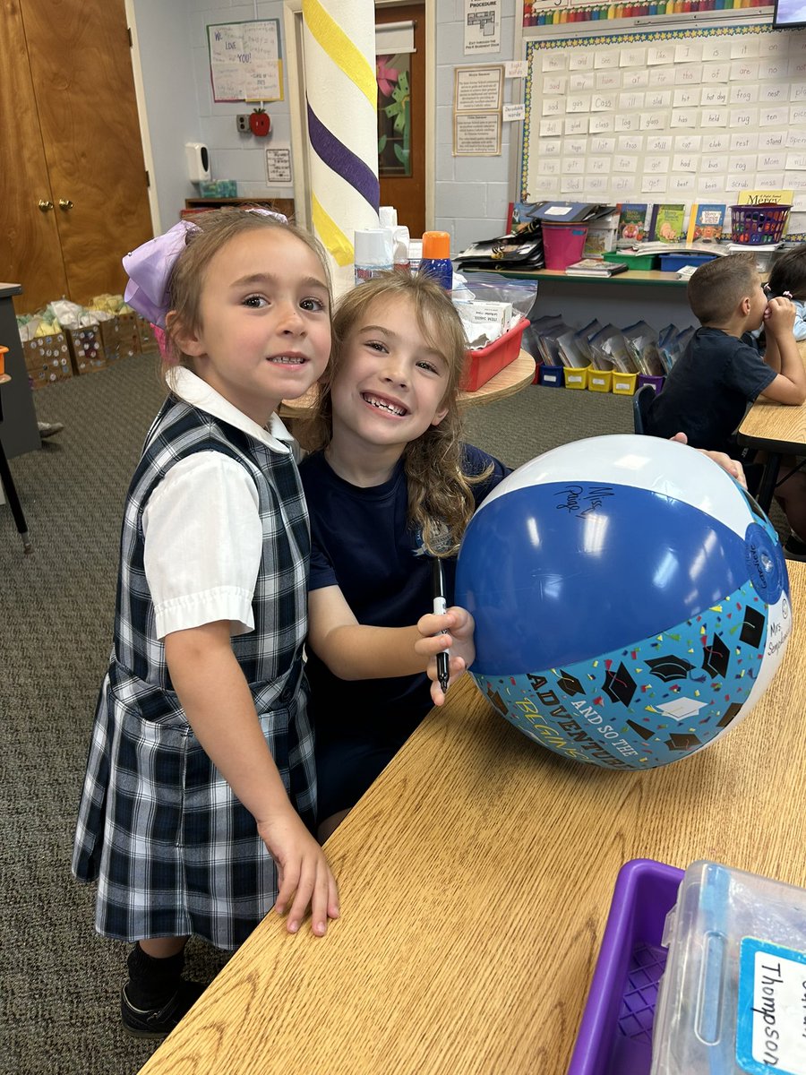 SJSksempkowski's tweet photo. Autographing beach balls was a blast today!❤️ We love our Kindergarten friends!🥰 https://t.co/XNsrqen5ZZ