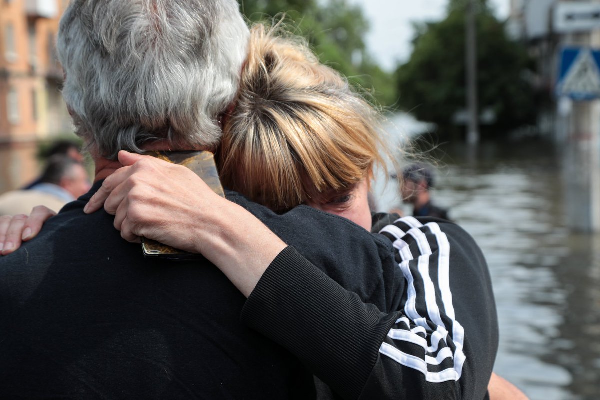 Людяність українців, це щось неймовірне й магічне, про неї ще знімуть багато фільмів, серіалів й напишуть гарні книжки.

Люди рятують людей, люди рятують тварин, люди рятують людяність. 

Дуже боляче знімати черговий наслідок життя поруч з росіянами - раковою пухлиною планети.