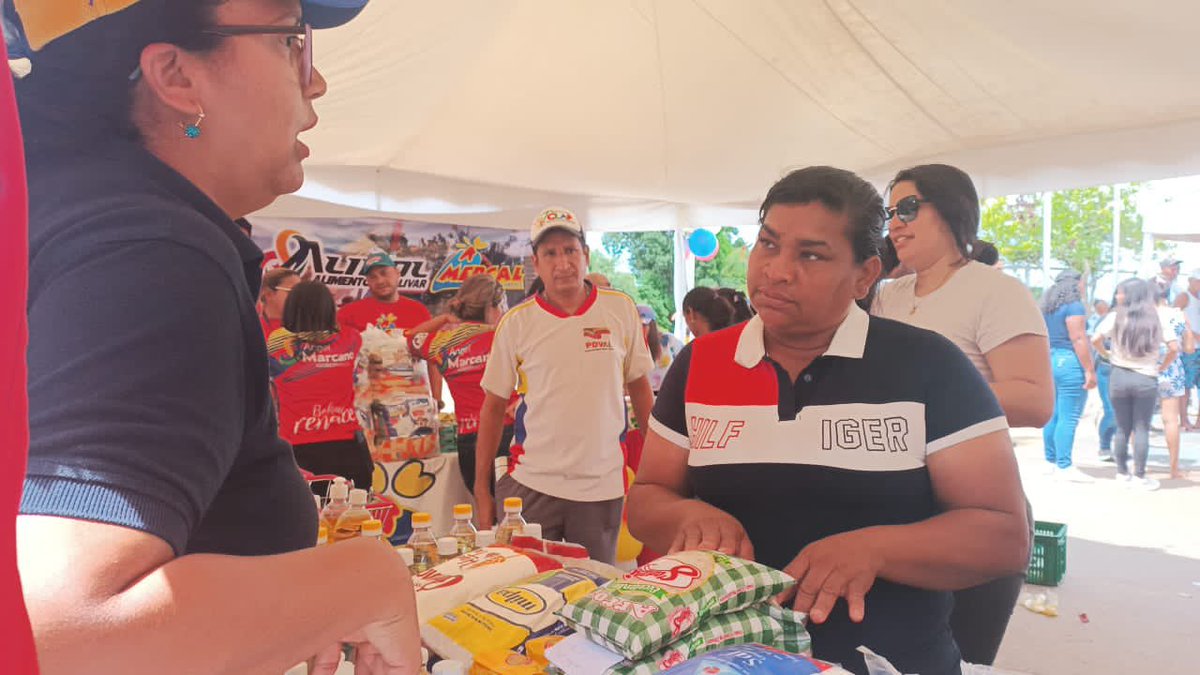 AlimentosBol1's tweet photo. #07JUN| En está nueva jornada, se atendieron a más de 4 CLAP del punto y círculo del sector José Antonio Páez, en Ciudad Bolívar. @NicolasMaduro @amarcanopsuv https://t.co/M4XLYiSpek