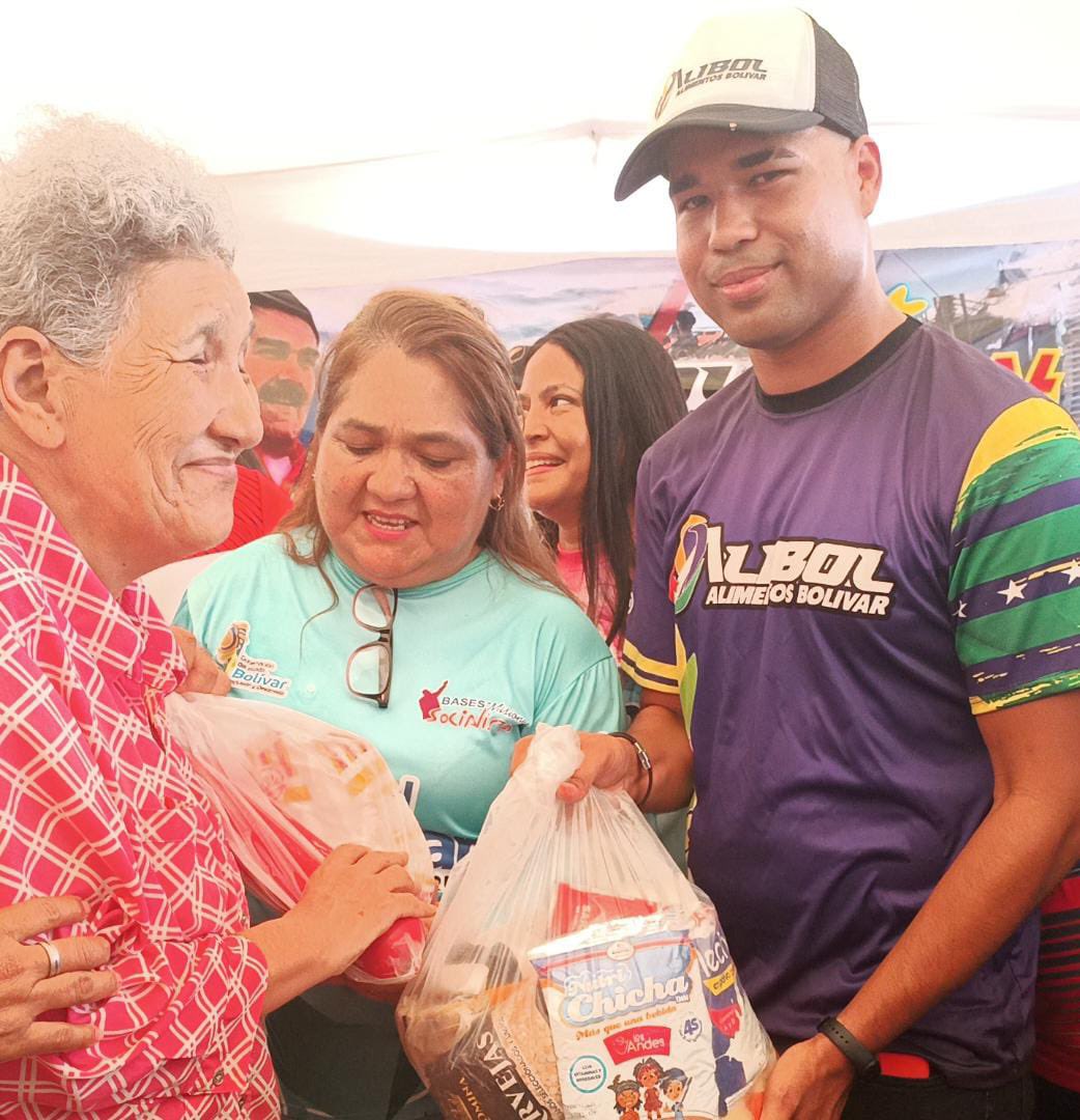 AlimentosBol1's tweet photo. #07JUN| En está nueva jornada, se atendieron a más de 4 CLAP del punto y círculo del sector José Antonio Páez, en Ciudad Bolívar. @NicolasMaduro @amarcanopsuv https://t.co/M4XLYiSpek