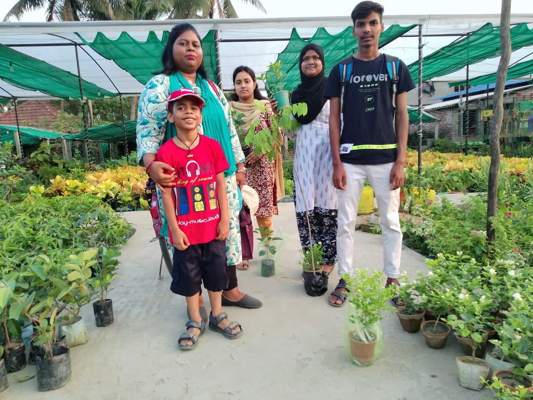 nssvmmunit2's tweet photo. 5th June, 2023
Today the NSS volunteers have been distributed the saplings and trees to plant near the waterbodies , in the courtyards of their houses to check the condition of the trees after 1 year on the same day. https://t.co/ZpyqyuWmks