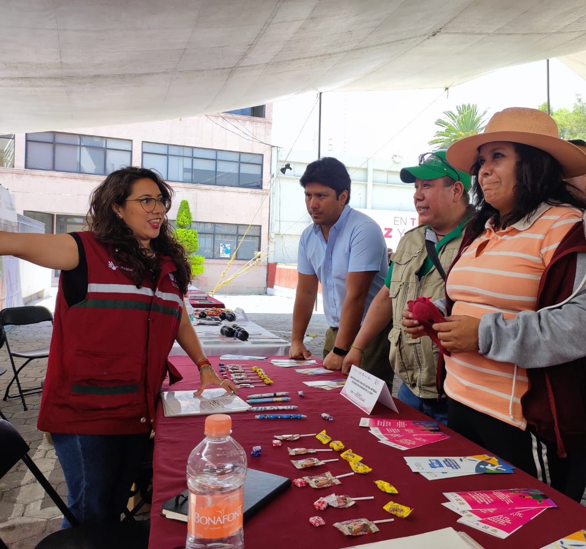PDHCDMX's tweet photo. #Entérate Participamos en la Jornada por la Transparencia y la Privacidad de @InfoCdMex en la explanada de la alcaldía @TlahuacRenace, brindamos asesoría y promovimos nuestros insumos en materia de #DerechosHumanos, generando un vínculo con la ciudadanía. #CiudadDeDerechos https://t.co/kjoPOBYyVJ