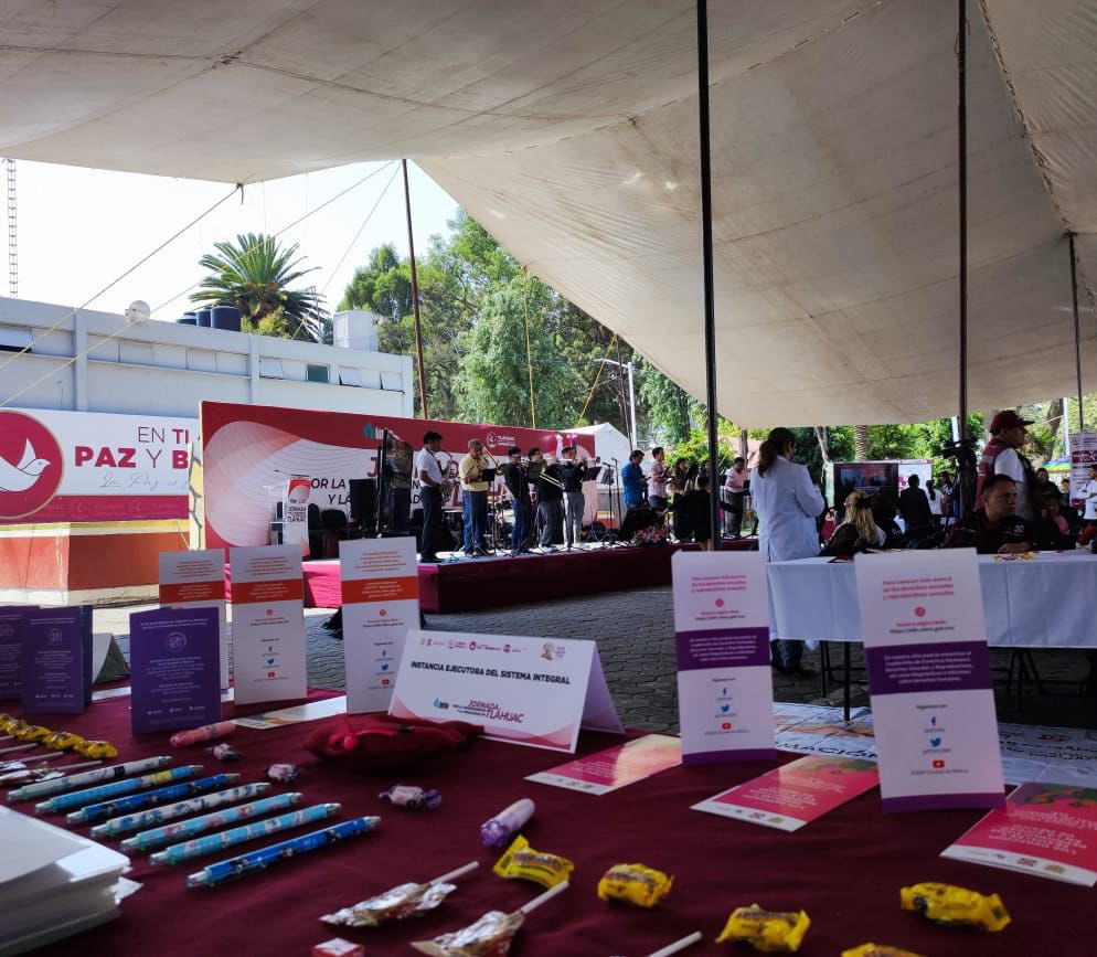 PDHCDMX's tweet photo. #Entérate Participamos en la Jornada por la Transparencia y la Privacidad de @InfoCdMex en la explanada de la alcaldía @TlahuacRenace, brindamos asesoría y promovimos nuestros insumos en materia de #DerechosHumanos, generando un vínculo con la ciudadanía. #CiudadDeDerechos https://t.co/kjoPOBYyVJ