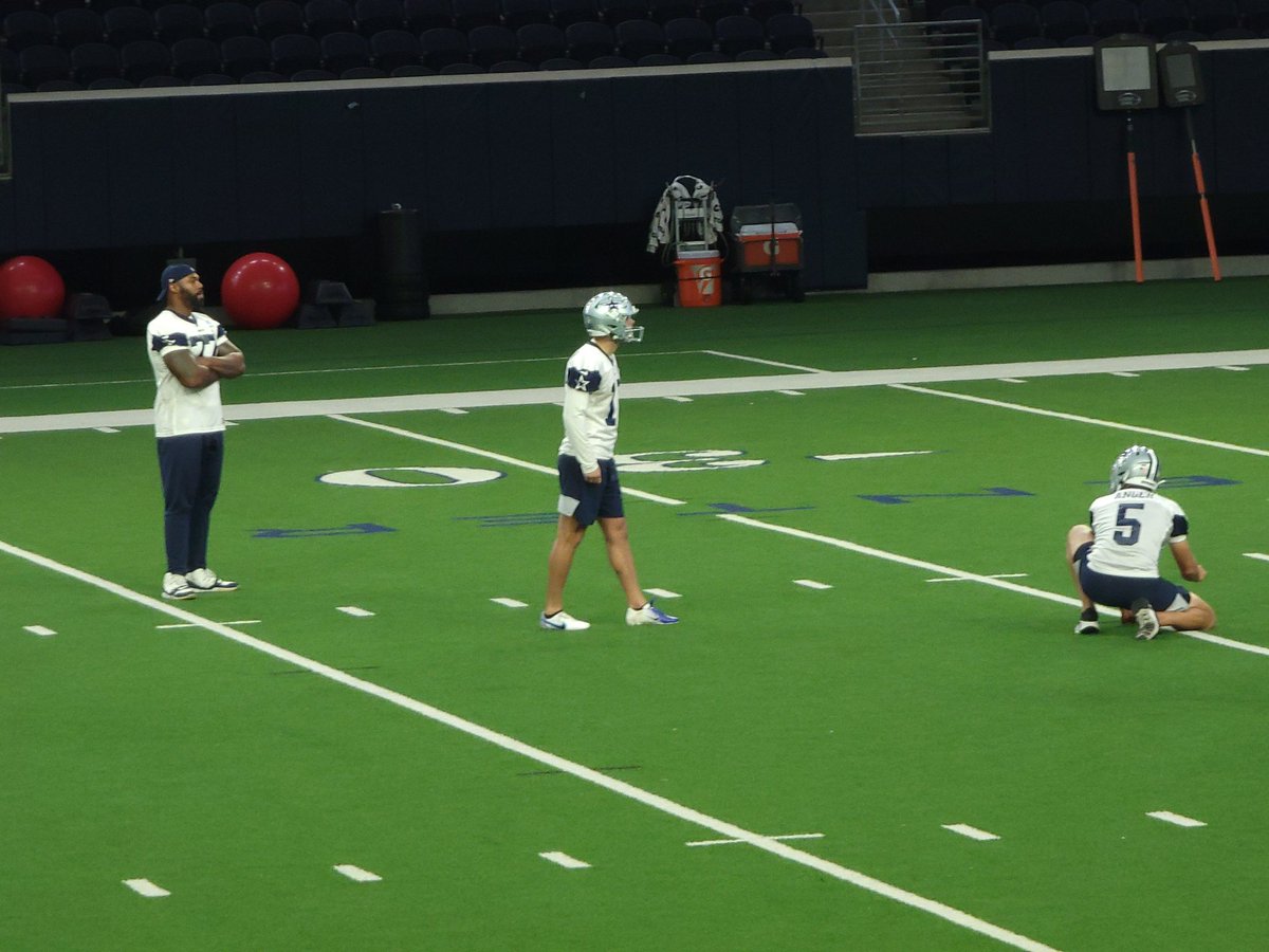 BobbyBeltTX's tweet photo. Love the new special teams strategy of having Tyron Smith stand over the kicker and intimidate him into making it. https://t.co/a1lehWzXLe