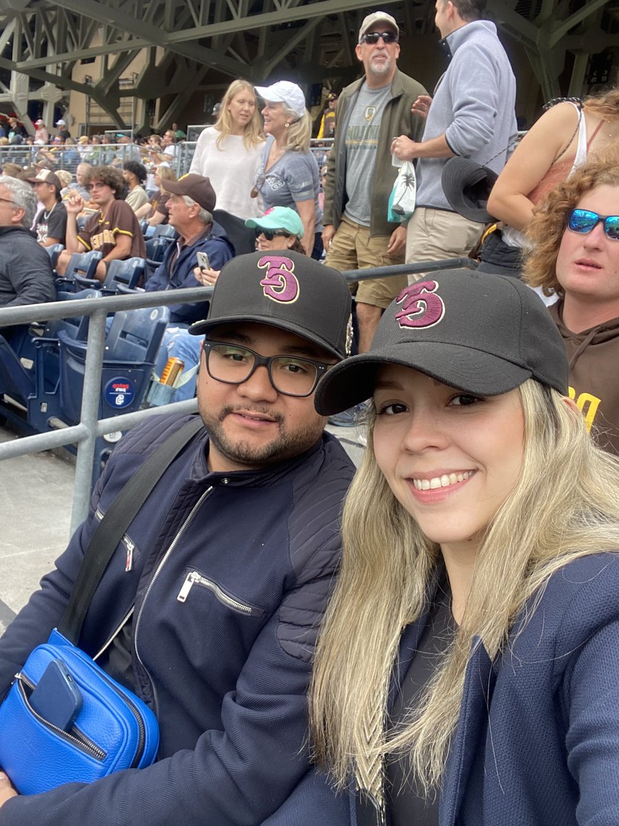 _marisolvalle's tweet photo. Desde Sinaloa hasta el petco Park @Padres #padres https://t.co/VkDm0sDGwE