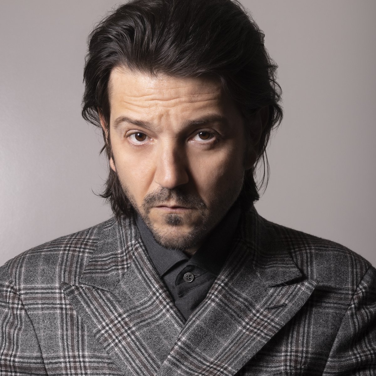 @diegoluna_ #Andor is a show about how revolutions are both inevitable and fragile. It’s the kind of message @diegoluna_ never thought he’d be able to explore within the confines
of a popular, big-budget franchise like #StarWars—and he’s grateful for the opportunity. bit.ly/3oU0z3Z