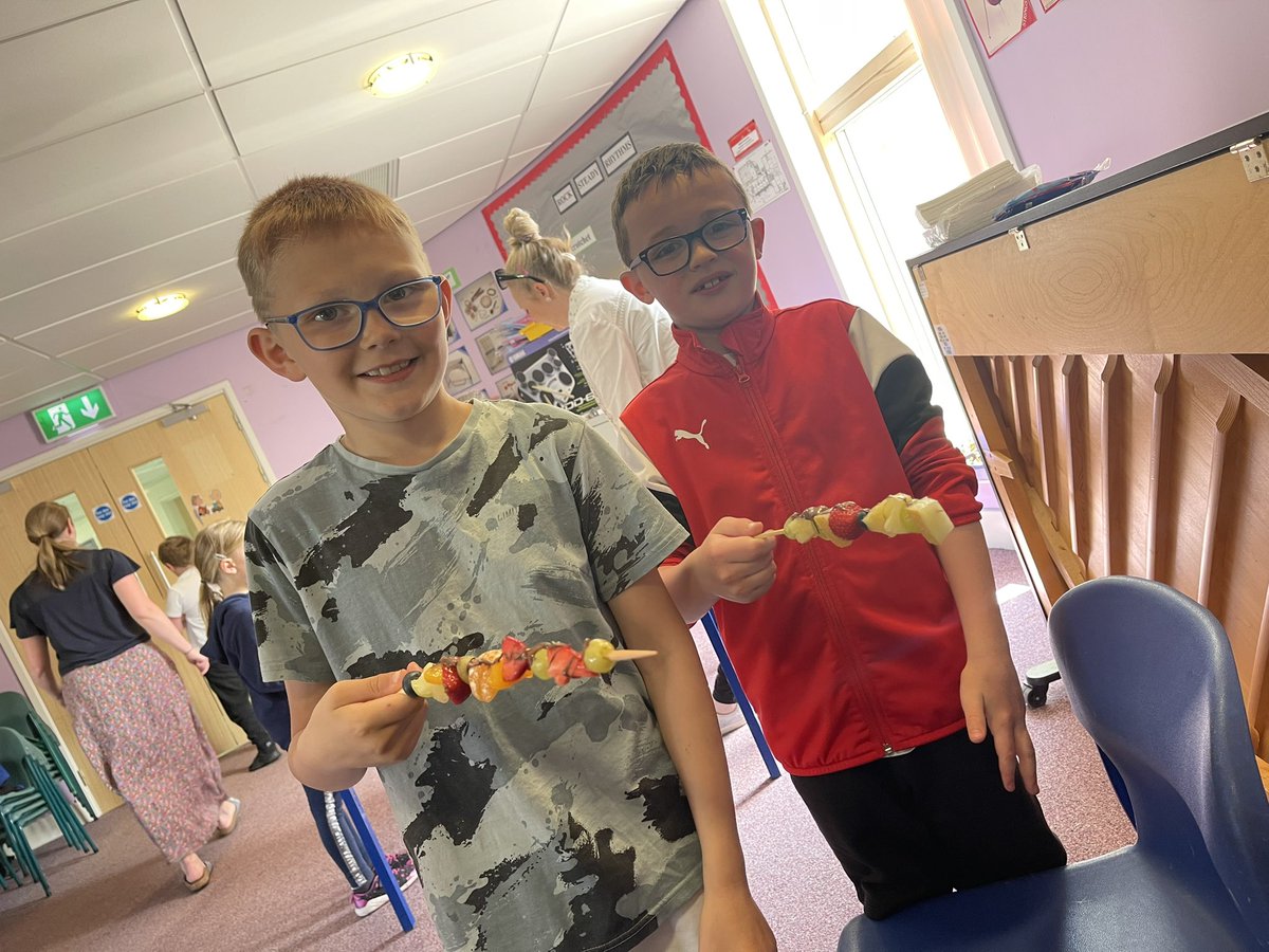 DeanburnPS_P4_3's tweet photo. We have been so busy today! Rugby, football, beep test, fruit rockets, basketball, mindfulness…we will all sleep well tonight! 😊 #DPSHealthweek and a HUGE thank you to all of our amazing volunteers who ran the workshops! https://t.co/VATGla0dxw