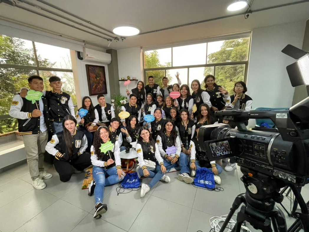 ComSocial_udes's tweet photo. Improvisación televisiva, técnicas ante las cámaras e importancia de @ComSocial_udes; fueron lo que los estudiantes de colegios del municipio San Vicente de Chucurí aprendieron en la @udes_oficial . 📸📹🎙️
@Enf0que_Digital
@TellezYadira
#SoyComunicadorUDES
#ReporterosUDES https://t.co/bMfG5cRTVc