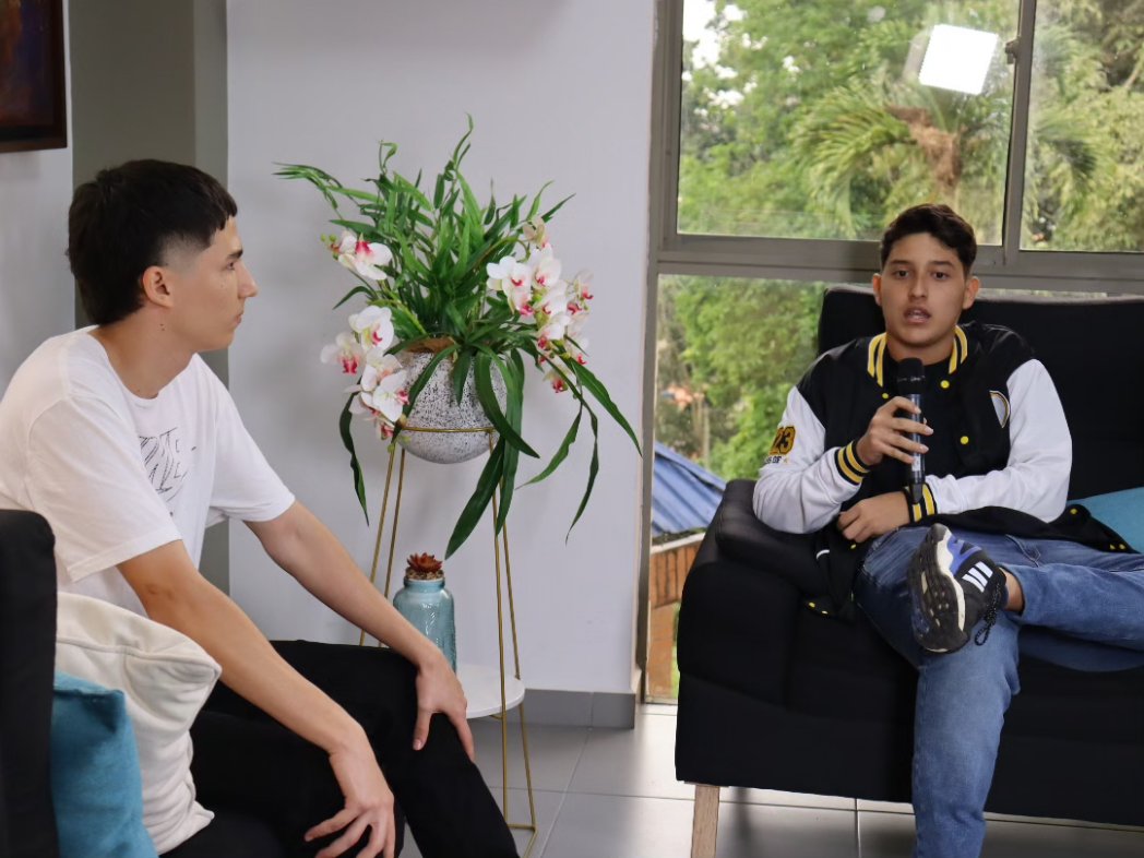 ComSocial_udes's tweet photo. Improvisación televisiva, técnicas ante las cámaras e importancia de @ComSocial_udes; fueron lo que los estudiantes de colegios del municipio San Vicente de Chucurí aprendieron en la @udes_oficial . 📸📹🎙️
@Enf0que_Digital
@TellezYadira
#SoyComunicadorUDES
#ReporterosUDES https://t.co/bMfG5cRTVc