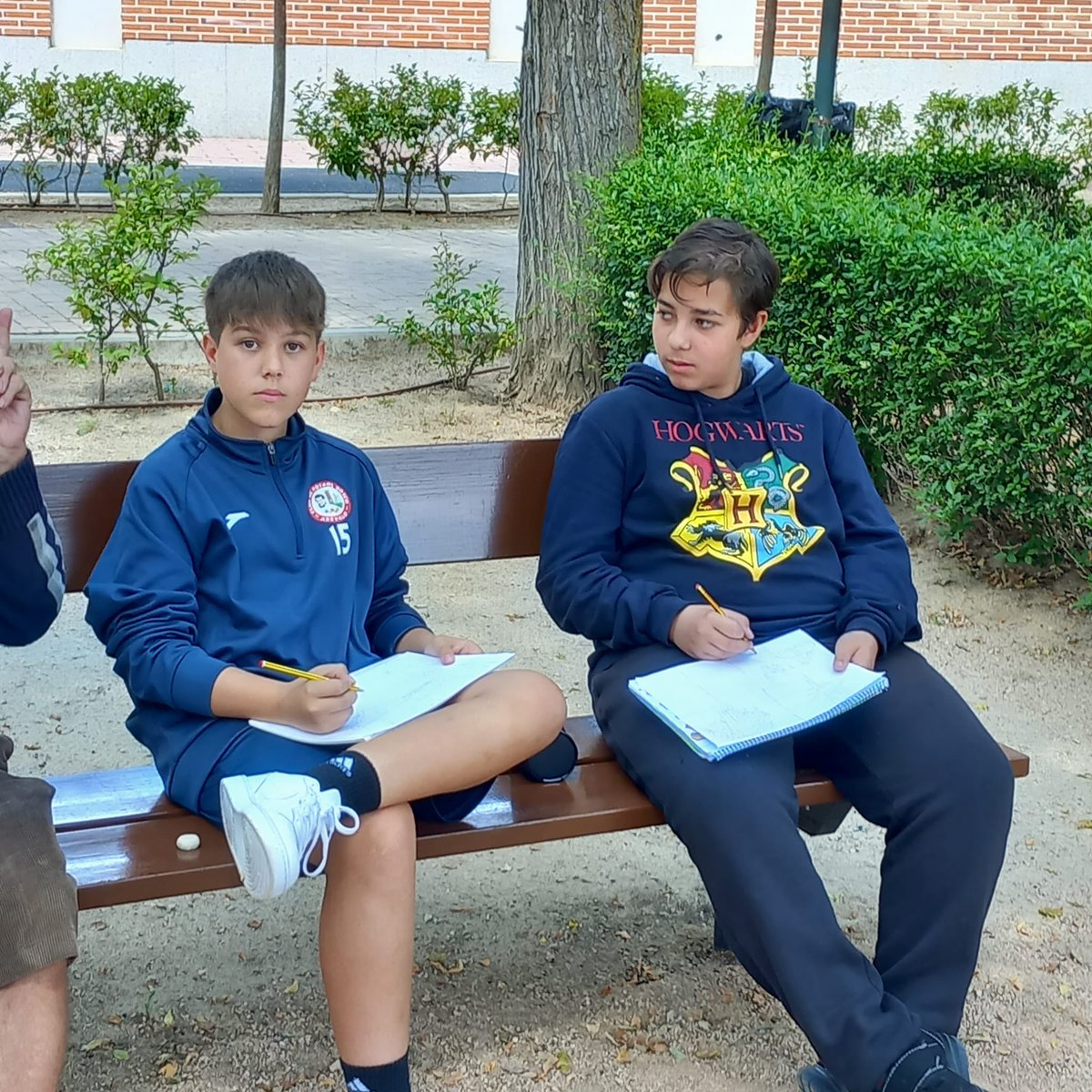 Salesarevalo's tweet photo. ¡Qué mejor sitio para pintar un paisaje natural que la naturaleza misma! Apuntes sobre naturaleza en la clase de Plástica EP. #AbrimosCaminos #salesianosarevalo https://t.co/2eId5NcUUv