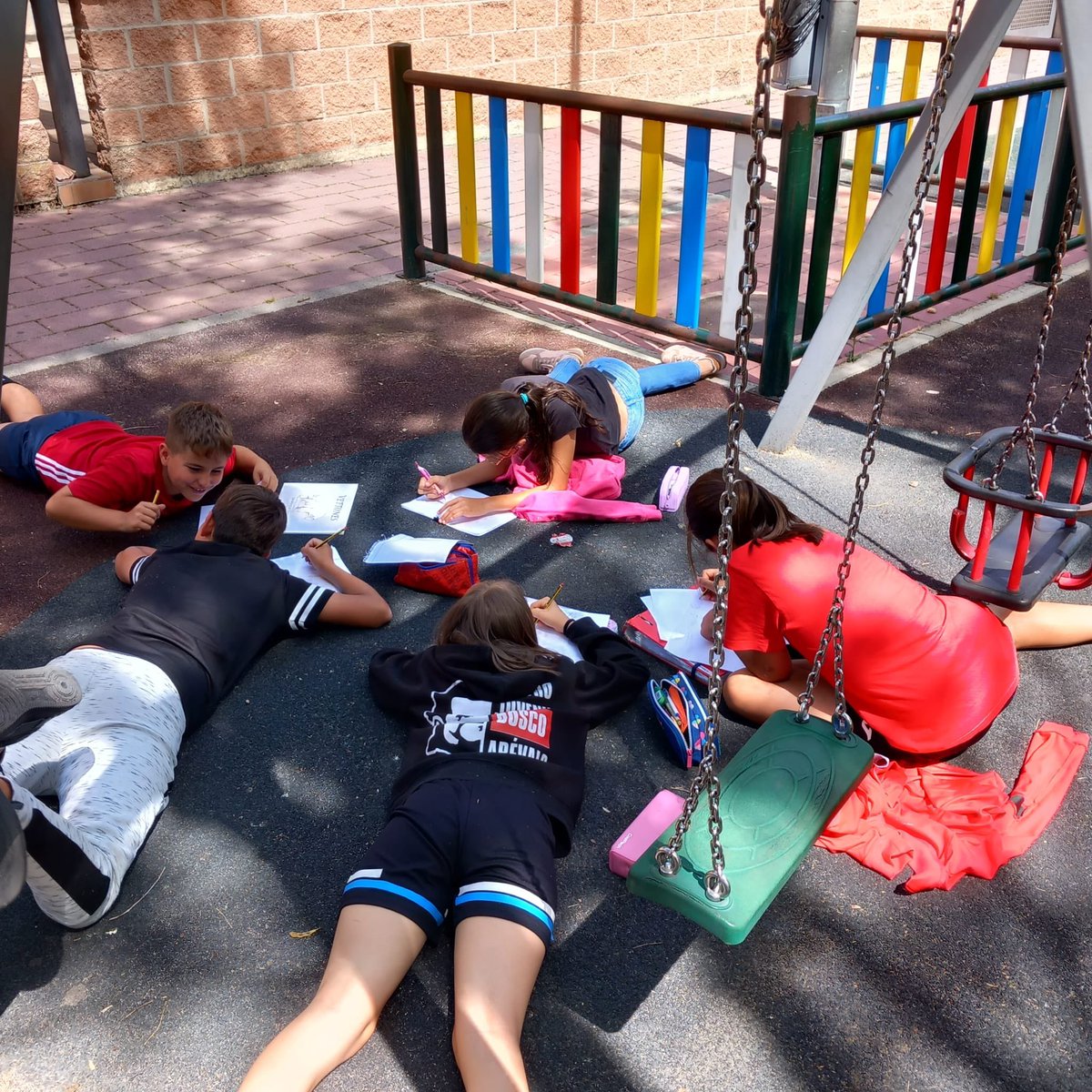 Salesarevalo's tweet photo. ¡Qué mejor sitio para pintar un paisaje natural que la naturaleza misma! Apuntes sobre naturaleza en la clase de Plástica EP. #AbrimosCaminos #salesianosarevalo https://t.co/2eId5NcUUv