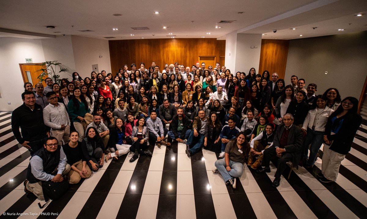 A los retos más urgentes del #desarrollo en el país, respondemos con soluciones integrales enfocadas en las potencialidades de cada territorio.

Hoy, el equipo país del PNUD Perú 🇵🇪 reunido, trabajando en la ruta por un desarrollo que no deje a nadie atrás.