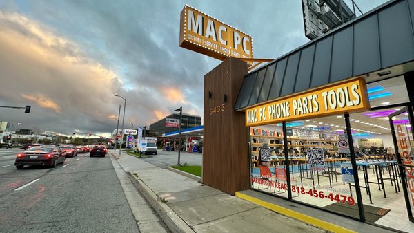 TekdepC's tweet image. Unleash gaming greatness! Our Custom Gaming PCs offer tailor-made perfection, superior performance, cutting-edge technology, durability, and personalized support. Choose excellence, unlock the power! Visit our website or call now! 💻🎮 #CustomGamingPCs #GamingPerfection