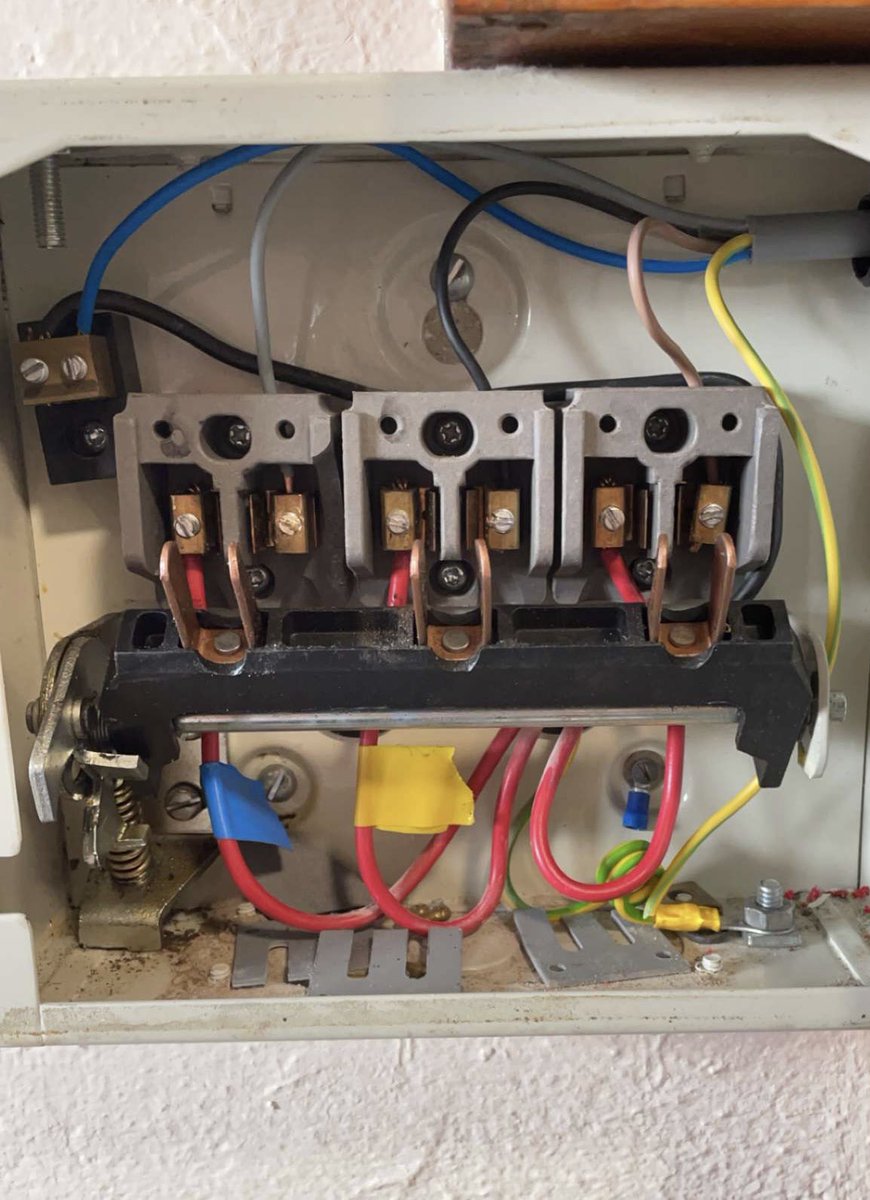 andrewokeefe4's tweet photo. Bit of 3 phase today as the old appliance didn’t have a neutral and new one had inverter so needed one!! Quite enjoyable doing a bit of electrical work. Getting better at keeping it tidy too 🤌🏼 https://t.co/rz38RLgIHO