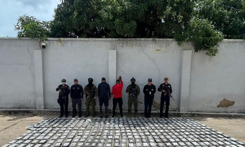 ArmadaColombia's tweet photo. #ContundenciaOperacional | En sólo cinco días se incautaron más de dos toneladas de cocaína.

En operaciones con @jiatfs y @SENANPanama en el Mar Caribe incautamos 2.188 kg de estupefacientes, avaluadas en más de 73 millones de dólares.

#PlanAyacucho
👉 https://t.co/WOl6mcxQgQ https://t.co/Y9cCMg391z