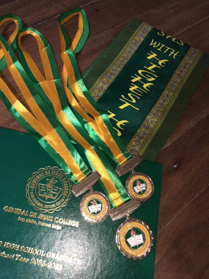 SwoonOverDowoon's tweet photo. graduated yesterday! thank u, everyone. thank you. https://t.co/qE3xQ5LnYO