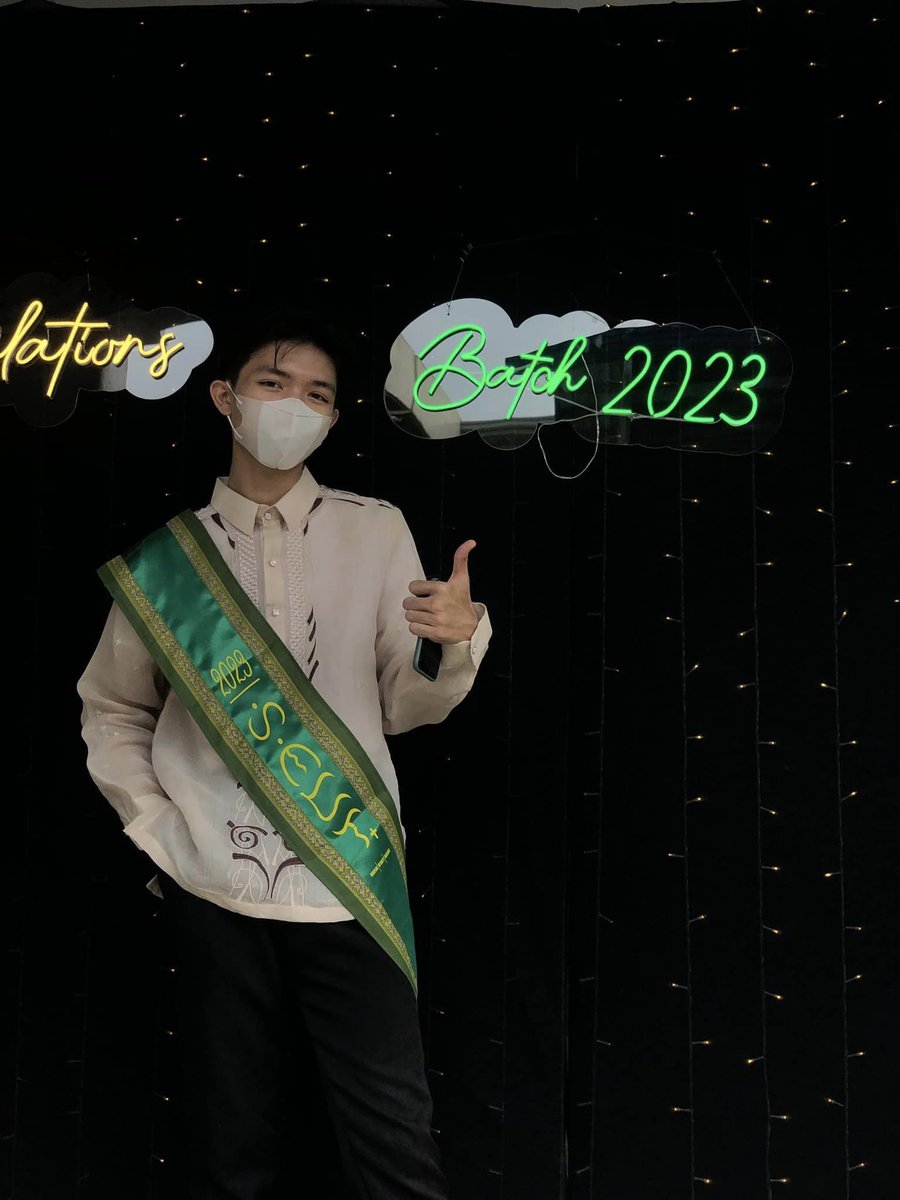 SwoonOverDowoon's tweet photo. graduated yesterday! thank u, everyone. thank you. https://t.co/qE3xQ5LnYO