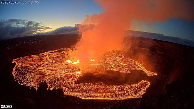 StarAdvertiser's tweet photo. Kilauea volcano erupts within Halemaumau crater before dawn 
 https://t.co/MQny2qMzyK  Webcam image courtesy USGS.
#Hawaii #HInews #StarAdvertiser https://t.co/hoN5itY3td