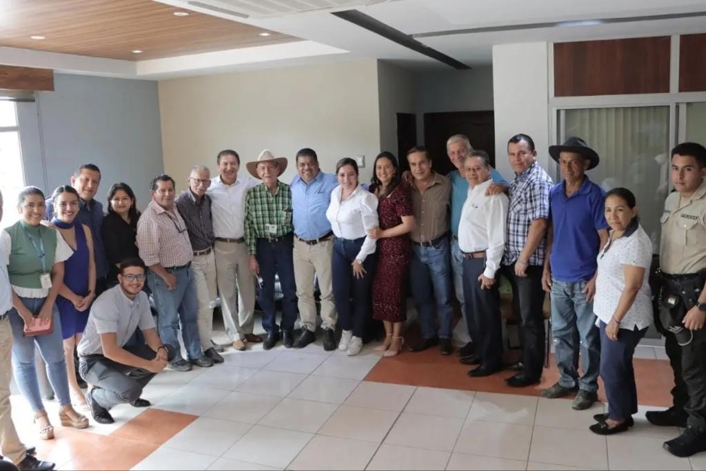 GoberManabi's tweet photo. El gobernador @Hernan0722 junto a la alcaldesa de #Olmedo Lourdes Guerrero mantuvieron una reunión de trabajo con representantes Ganaderos de Manabí y Guayas, donde se trataron temas de interés de este importante sector productivo. https://t.co/eU1YTqvtkc