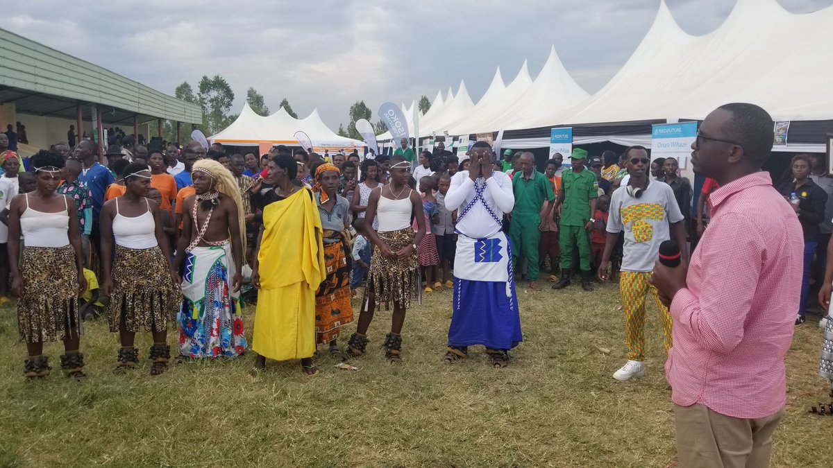 RwinkwavuS's tweet photo. Uyu munsi @RwinkwavuS mayor @BoscoNyemazi yifatanyije na #citizens; #JADF community mugusoza #open_day yari imaze iminsi2; aho abaturage bahawe services zitandukanye; kurika ibikorwa; no kumenyekanisha #imihigo.
@KayonzaDistrict https://t.co/MiQwdIPYoP