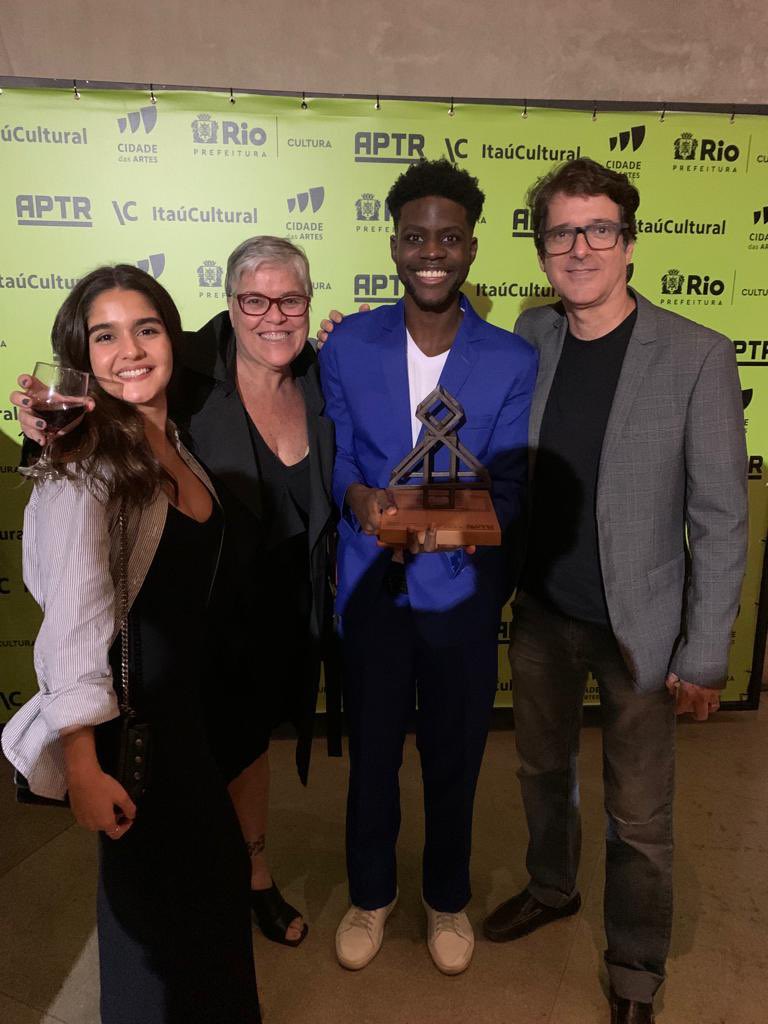 destaque_imagem's tweet photo. Ontem foi a noite da entrega do #PremioAPTR ! E a gente tá como? Explodindo de orgulho do @Lucaspopeta28 que levou troféu Manoela Pinto Guimarães na categoria  “Jovem Talento”! Parabéns, Lucas, por tudo que você vem construindo e conquistando! Voa!👏🏿💪🏿🏆🎭🚀❤️🐾💫#lucaspopeta https://t.co/i1VsBwikJl