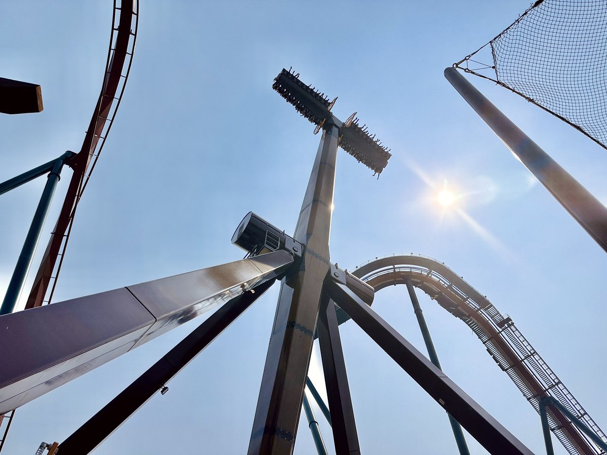 Tundra Twister at Canada’s Wonderland is NOW OPEN!🍁🪵The new thrill ride takes you 154 feet high, spins 360 degrees and reaches speeds of up to 75km/46mph. It’s not super intense but it’s still thrilling and tons of fun! No two rides are the same #tundratwister