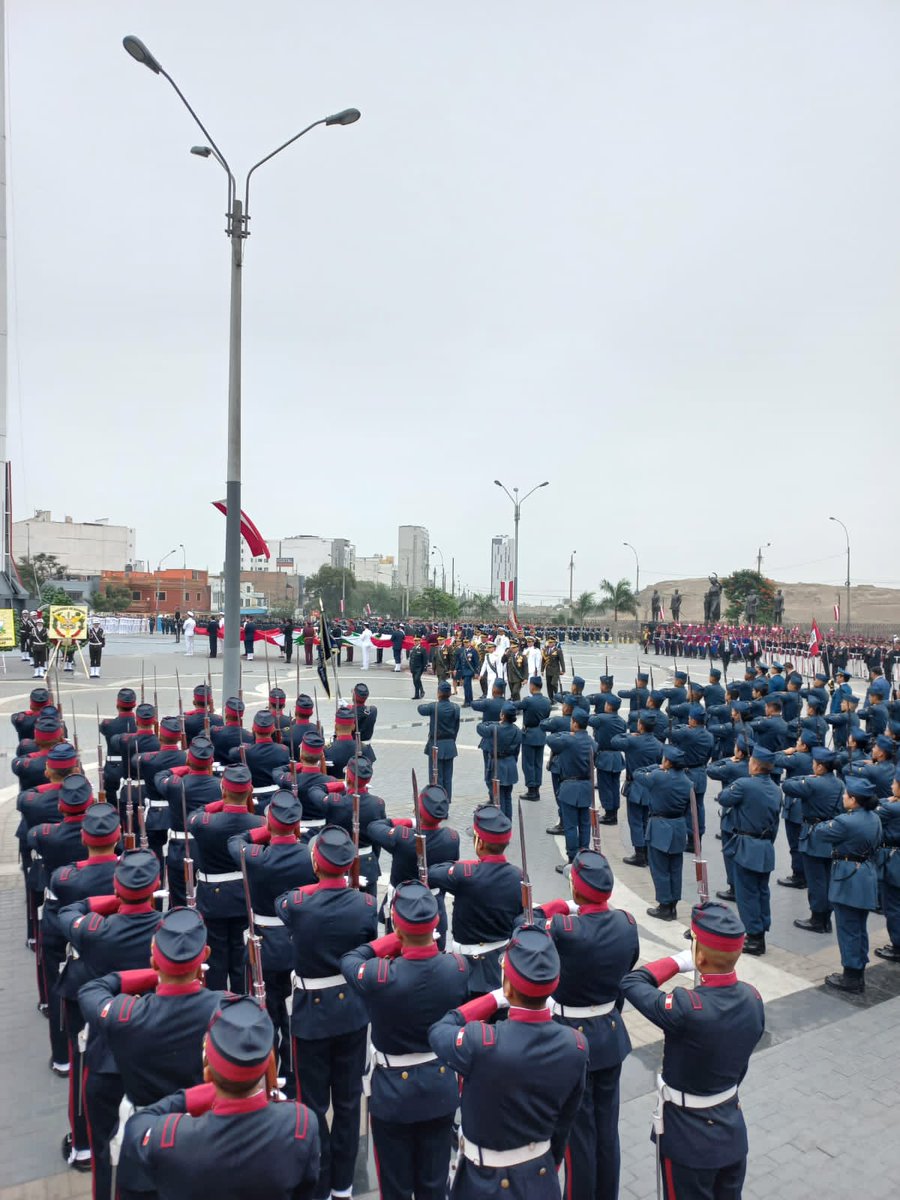 fapperu's tweet photo. #FAPahora | El Comandante General de la FAP, General del Aire Alfonso Artadi Saletti junto a autoridades militares y civiles del país, rindieron homenaje a nuestro símbolo patrio en la Plaza de la Bandera de Pueblo Libre. https://t.co/s4XTDnLI5W
