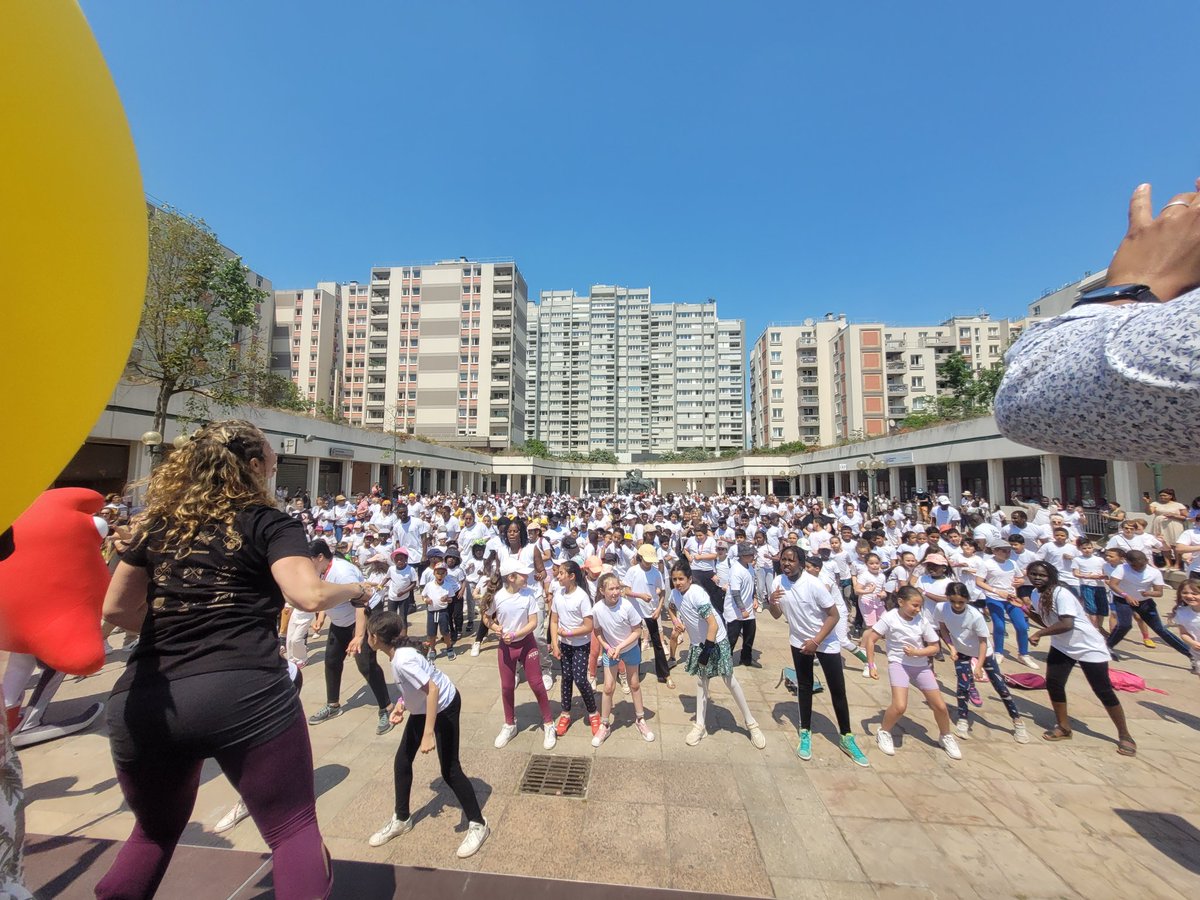 Epinay-sur-Seine  pleinement mobilisée pour les Jeux de Paris 2024 en réunissant plus de 1000 personnes pour un immense flashmob ! Merci <a href="/MathieuHanotin/">Mathieu Hanotin</a>
 <a href="/StephanTroussel/">Stéphane Troussel</a> <a href="/jasmine_camara/">Yasmine Camara</a> <a href="/Paris2024/">Paris 2024</a> pour leur présence et bravo à tous pour cet évènement! 
#jeuxolympiques #Paris2024