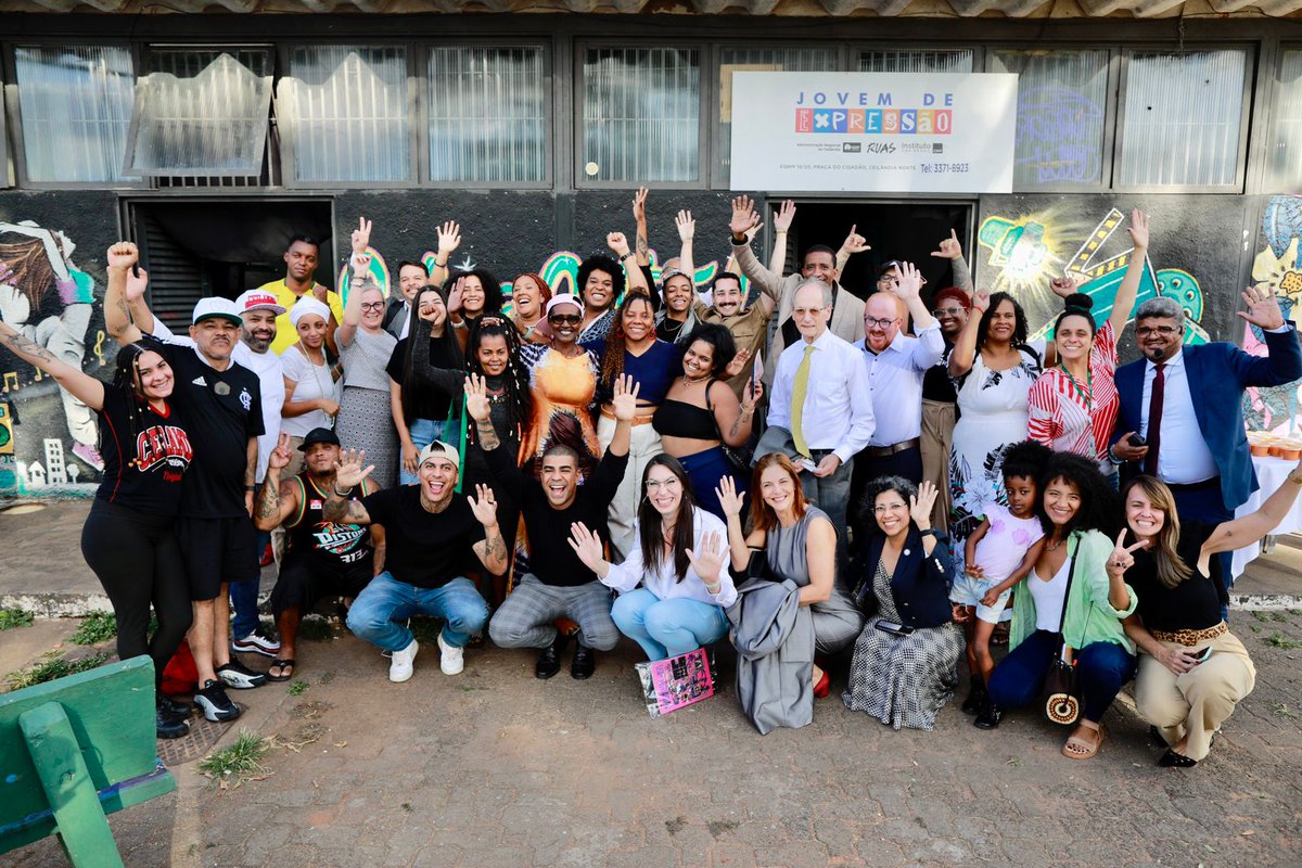 UNAIDS's tweet photo. UNAIDS Exec. Director @winnie_byanyima and @michaelmarmot visited @jovemdeexpressa project, in Ceilandia, #Brazil. The project empowers young people, carrying out community therapy, prevention of violence, crime and drug use, and encouraging healthy and entrepreneurial practices. https://t.co/jznpT7nSAy