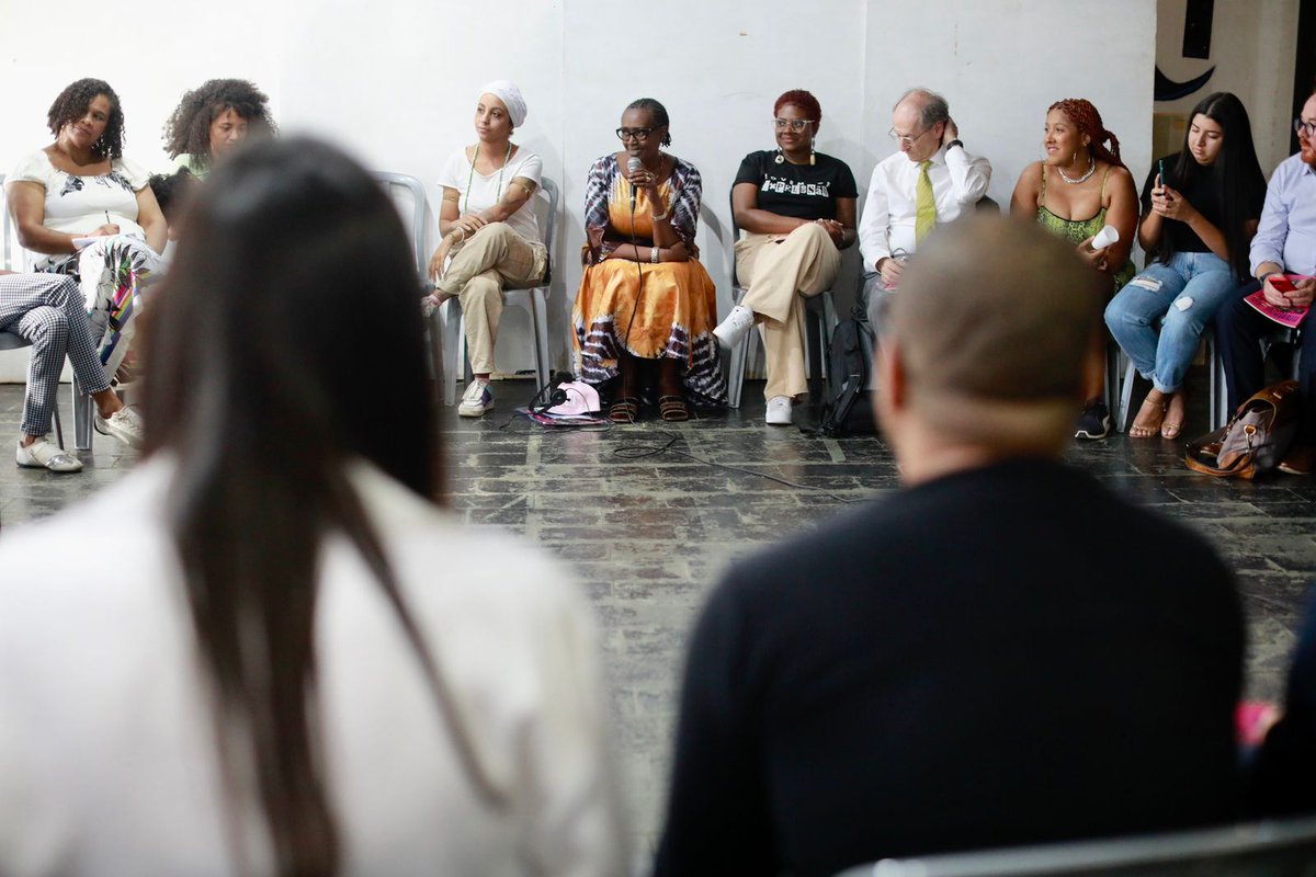 UNAIDS's tweet photo. UNAIDS Exec. Director @winnie_byanyima and @michaelmarmot visited @jovemdeexpressa project, in Ceilandia, #Brazil. The project empowers young people, carrying out community therapy, prevention of violence, crime and drug use, and encouraging healthy and entrepreneurial practices. https://t.co/jznpT7nSAy