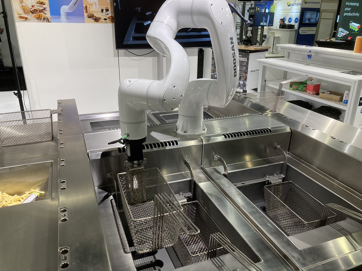 Een gerobotiseerde arm om frites te bakken de toekomst?? Ik was op de Vision, Robotics en Motion beurs om met eigen ogen te zien of het werkt. Zitten nog wel wat haken en ogen aan. Wat denk jij?
#cafetaria #robotisering #mannetjeminder