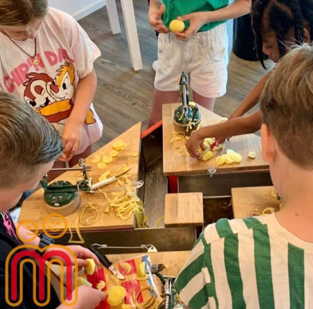 demarshof's tweet photo. In het kader van ons thema van leskracht "techniek moet je doen"  kregen alle kinderen namens onze stichting beheer oudergelden de mogelijkheid om iets bijzonders te ervaren en te ontdekken.  De ontdekhoek in Hoogeveen en het techlab zijn bezocht. #demarshofgeeftenergie https://t.co/269wIslmPm