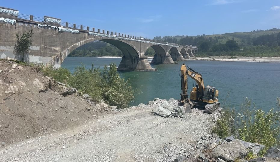 CaltransDist1's tweet photo. Delays will continue on 211 at Fernbridge weekdays through June 29. Please add 10 minutes to your route from 7a-7p. We appreciate your patience as we work to maintain and improve this vital link for the Eel River Valley community #Fernbridge #Route211 #HumboldtCounty #Ferndale https://t.co/K8NwXYSXZq