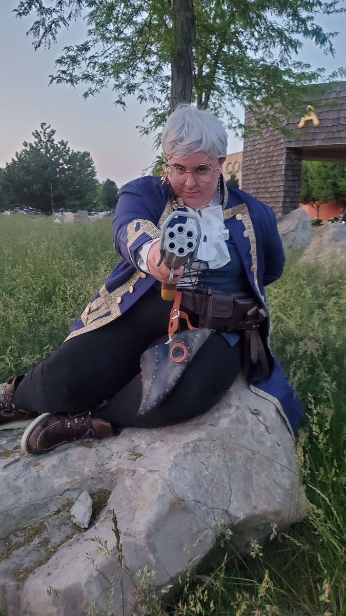 More of my good pictures of my #criticalrolecosplay from #colossalcon23! This time, we've got Percy de Rolo 😌🔫 #CriticalRole