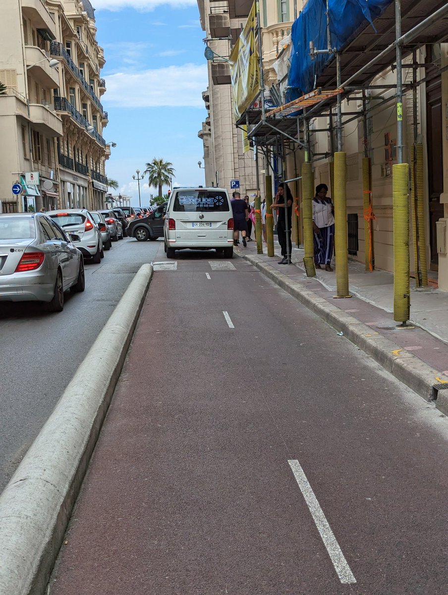 À #NiceVilleLaxiste, les pistes cyclables (et trottoirs) sont des stationnements automobiles gratuits.

#MonÉtéÀNice

@GaelNofri @RichardChemla @cestrosi @anthony_borre @MetropoleNCA @VilledeNice

(Toutes photos d'aujourd'hui)