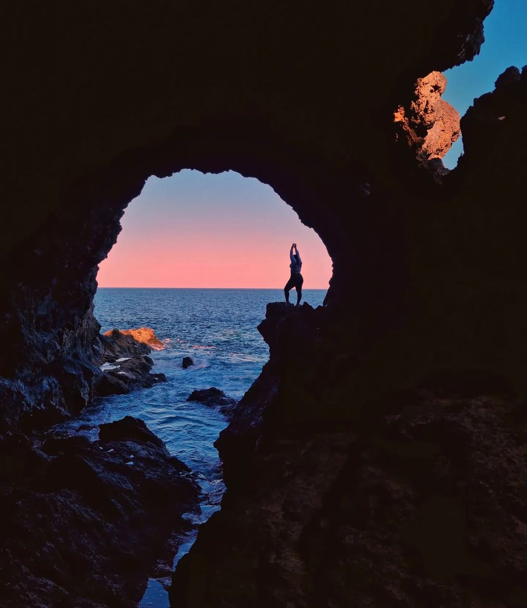 Siluetas desde la cueva 🌅

📌#Lanzarote
📸yleniiasuarez (IG)

#Canarias #IslasCanarias